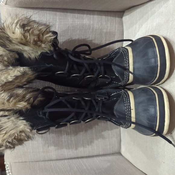 SOLD! Sorel Women's Black and Tan Winter Boots - Picture 2 of 7